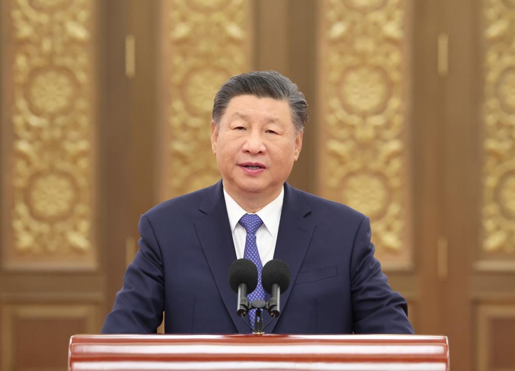 2024年9月23日，習近平總書記在人民大會堂接見探月工程嫦娥六號任務(wù)參研參試人員代表并參觀月球樣品和探月工程成果展覽。這是習近平總書記發(fā)表重要講話。新華社記者 鞠鵬 攝
