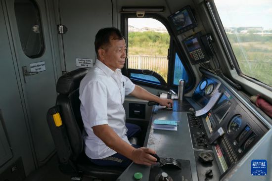 5月31日，在蒙內(nèi)鐵路內(nèi)羅畢站，機(jī)車駕駛員蔣立平在即將開往蒙巴薩的E2次列車上進(jìn)行準(zhǔn)備工作。新華社記者 楊光 攝