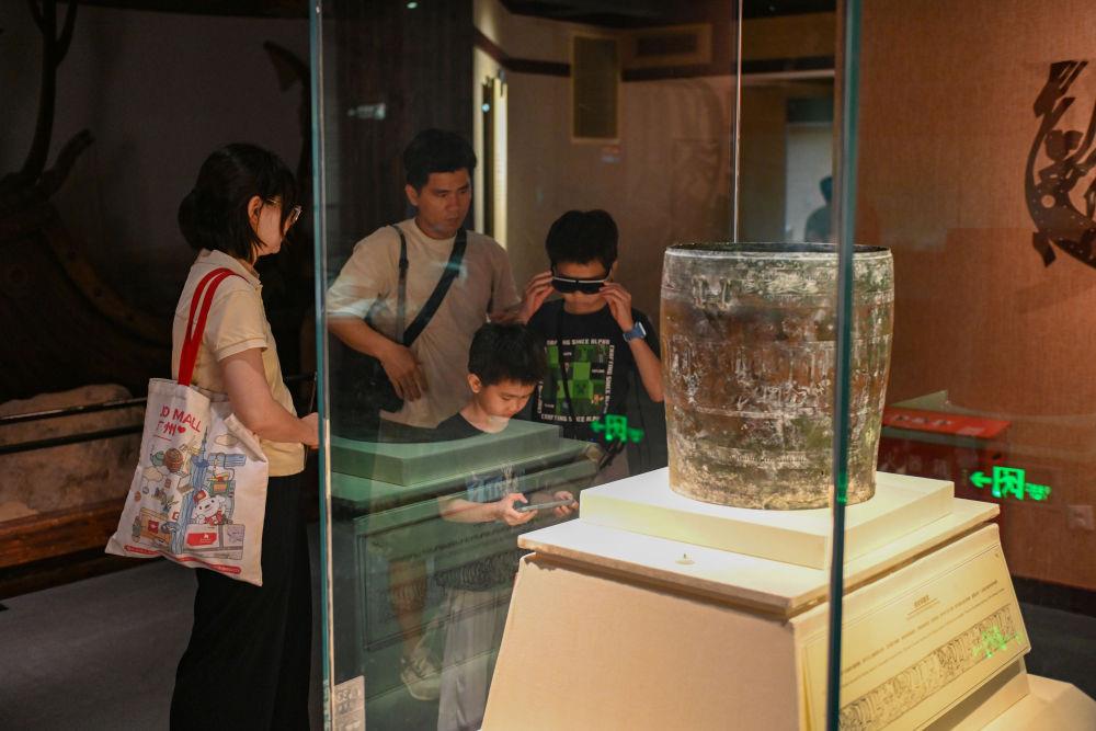△2025年5月18日，游客在廣東廣州南越王博物院（王墓展區(qū)）體驗(yàn)AR眼鏡智慧導(dǎo)覽服務(wù)。