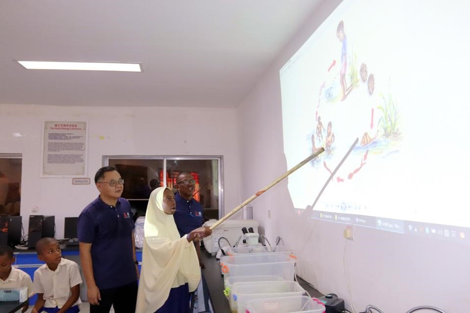 血吸蟲病健康教育講座。施亮攝