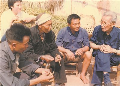 侯光炯（右一）和農(nóng)民在一起親切交流。 西南大學檔案館供圖