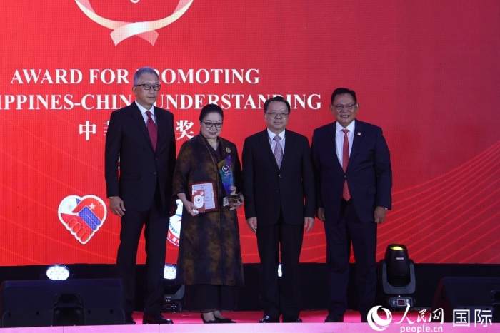菲律賓前參議員許爾琦榮獲“終身成就獎(jiǎng)”。人民網(wǎng)記者 樊帆攝