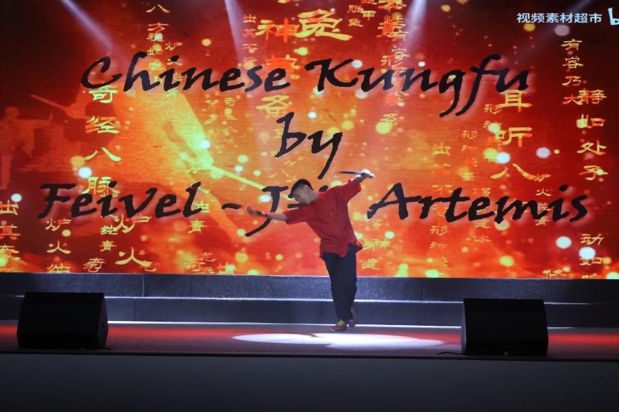 恩星學(xué)校中學(xué)部學(xué)生表演武術(shù)。哈山努丁大學(xué)孔子學(xué)院供圖